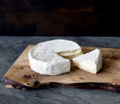 Сыр с белой плесенью "Бри де Романди", 55%, Франция изображение на сайте Михайловского рынка